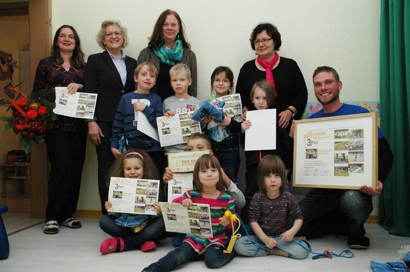Vertreter der Sponsoren überraschten jetzt die „Springmäuse“ mit einem 500-Euro-Scheck für den dritten Platz. Corina Klix (links) und René Schmidt (rechts), die Macher der Aktion beim Verein „Aktiv für Kids“ waren vom Erfolg selbst überrascht.