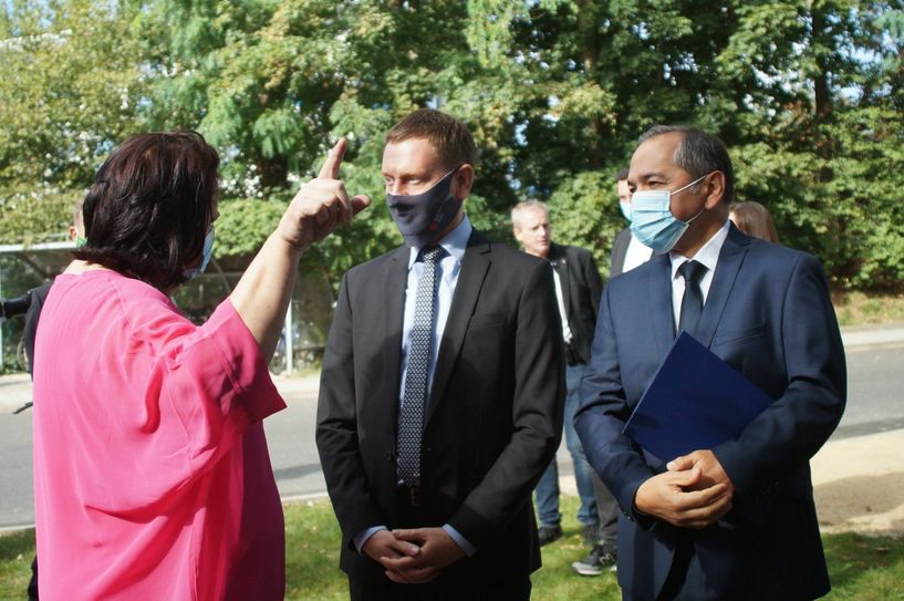Geschäftsführerin Ulrike Holtzsch begrüßt Ministerpräsident Michael Kretschmer und Oberbürgermeister Octavian Ursu zur feierlichen Eröffnung des neuen Gesundheitszentrums. Foto: T. Keil