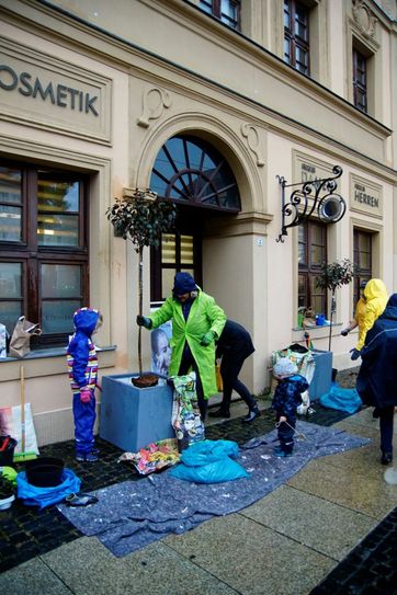 Die Innenstadt ist nun um viele Pflanzen reicher. Zudem haben viele Kinder und ihre Familien Baumpatenschaften geschlossen. Foto: Uwe Brunzendorf
