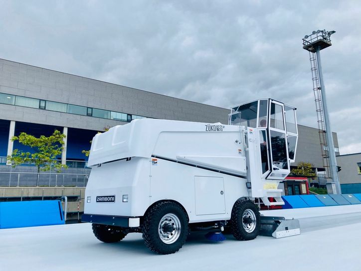 Weltweit sind nur vier dieser Eismaschinen Typ Zamboni 710 im Einsatz, eine davon ab sofort in Dresden. Foto: Steffen Baronick