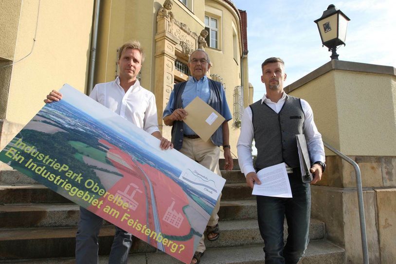 Sie haben Bürgerbegehren Nr. 2 gestartet (v.l.): André Russig (Sprecher der Bürgerinitiative Großsedlitz), Stadtrat Dr. Bernhard Borchers und René Kirsten (Mitbegründer der Großsedlitzer Bürgerinitiative).             Foto: Daniel Förster