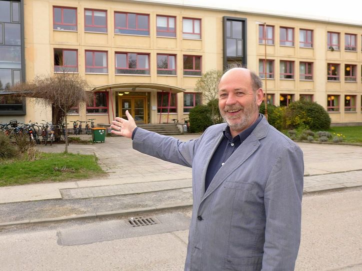 Geschäftsführer Thomas Harting vor der Waldorfschule. Foto jt
