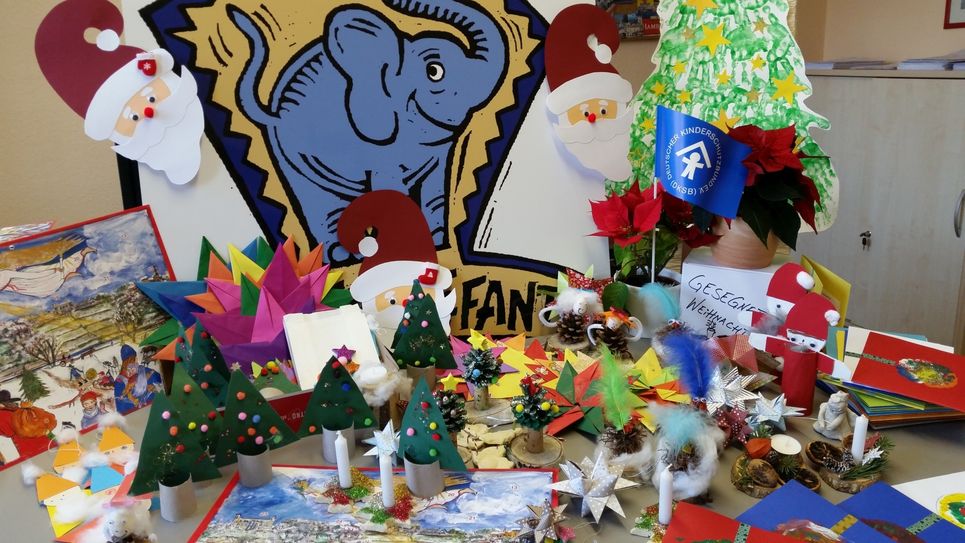 Bunte Weihnachtsdeko von Kindern aus Radebeul für Seniorenheime der Stadt. Foto: Kinderarche e.V.