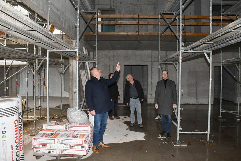 Besichtigten den Baufortschritt in der neuen Aula am kreislichen Schulstandort Philipp-Melanchthon-Gymnasium in Herzberg v.l.n.r.: Landrat Christian Heinrich-Jaschinski und die Beigeordneten und Dezernenten Peter Hans und Roland Neumann. Foto: Pressestelle Kreisverwaltung