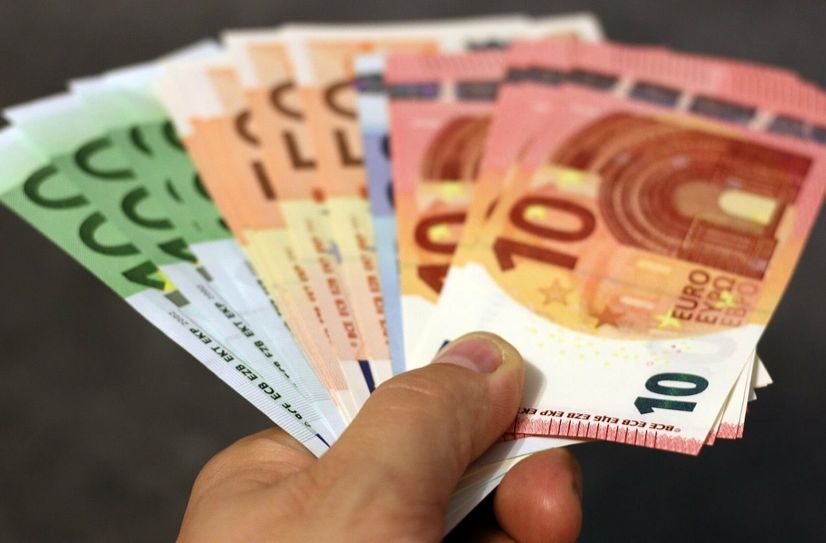 79-Jährige übergibt 50.000 Euro an einen angeblichen Gerichtsboten.