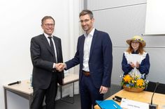 Dr. Matthias Rößler (li.) gratuliert Oberbürgermeister Ronald Kretzschmar und Blumenmädchen Leonie Werner.