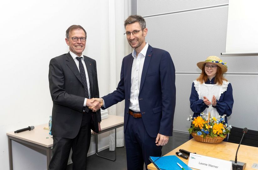 Dr. Matthias Rößler (li.) gratuliert Oberbürgermeister Ronald Kretzschmar und Blumenmädchen Leonie Werner.