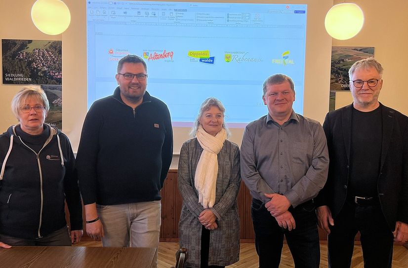 Bettina Bezold vom Regionalmanagement der Lokalen Aktionsgruppe »Silbernes Erzgebirge«, Markus Wiesenberg (Bürgermeister der Stadt Altenberg), Cornelia Eichler (Fachbereichsleiterin Finanzverwaltung der Großen Kreisstadt Dippoldiswalde), Thomas Paul (Bürgermeister der Stadt Rabenau) und Uwe Rumberg (Oberbürgermeister der Großen Kreisstadt Freital, v.l.n.r.) bei der Unterzeichnung der Vereinbarung im Rathaus Rabenau.