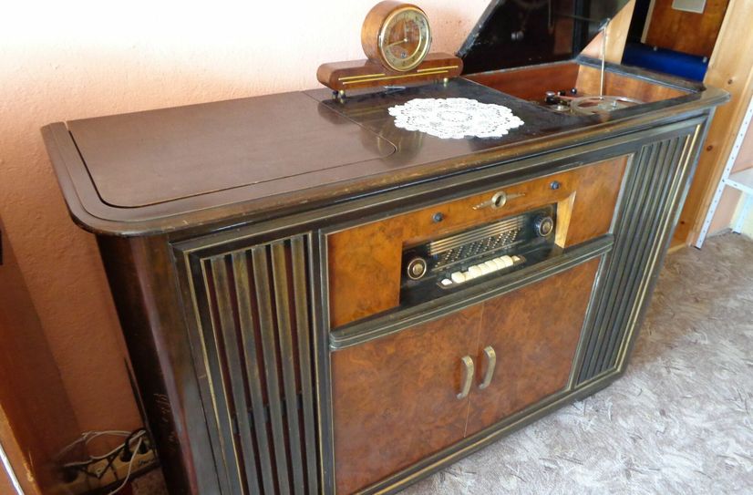 Alles raffiniert verstaut im ehemaligen Musikschrank »Tannhäuser« - zu sehen im Radiomuseum in Großenhain.