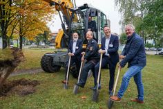 Gut gelaunt setzten CTK-Geschäftsführer Dr. Götz Brodermann, Jörg Specht, Leiter der Feuerwehr, des Rettungsdienstes und des Katastrophenschutzes Cottbus, CTK-Geschäftsführer Sebastian Scholl sowie Jörg Schnapke, Geschäftsführer der Sternbau GmbH, den ersten Spatenstich für die neue Rettungswache gegenüber der Medizinischen Schule (v.l.n.r.). Der Cottbuser Oberbürgermeister Tobias Schick „überwacht“ den Start des Bauvorhabens auf dem Bagger (hintere Reihe).Oberbürgermeister Tobias Schick »überwacht« den Start des Bauvorhabens auf dem Bagger (hintere Reihe).