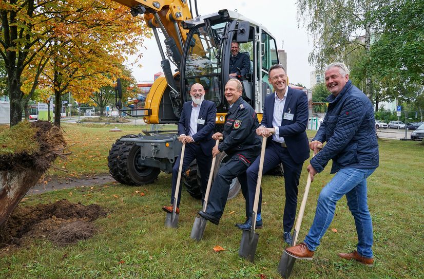 Gut gelaunt setzten CTK-Geschäftsführer Dr. Götz Brodermann, Jörg Specht, Leiter der Feuerwehr, des Rettungsdienstes und des Katastrophenschutzes Cottbus, CTK-Geschäftsführer Sebastian Scholl sowie Jörg Schnapke, Geschäftsführer der Sternbau GmbH, den ersten Spatenstich für die neue Rettungswache gegenüber der Medizinischen Schule (v.l.n.r.). Der Cottbuser Oberbürgermeister Tobias Schick „überwacht“ den Start des Bauvorhabens auf dem Bagger (hintere Reihe).Oberbürgermeister Tobias Schick »überwacht« den Start des Bauvorhabens auf dem Bagger (hintere Reihe).