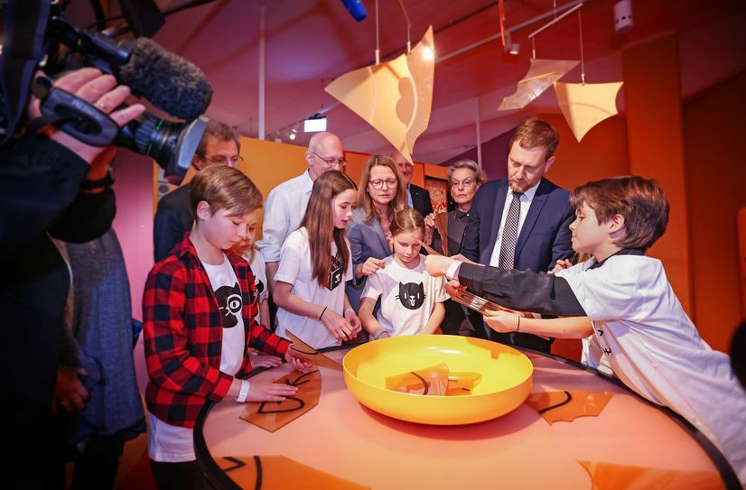 Roland Schwarz, Direktor der Technischen Sammlungen Dresden, Professor Matthias Vojta, Dresdner ct.qmat-Sprecher, Professor Ralph Claessen, Würzburger ct.qmat-Sprecher, Professorin Ursula M. Staudinger, Rektorin der TU Dresden und Michael Kretschmer,
Ministerpräsident des Freistaates Sachsen und Schirmherr des Projekts nutzten die Gelegenheit, den Kindern der Universitätsschule Dresden bei der Eröffnung des Escape Rooms „Katze Q – Ein Quanten-Adventure“ live über die Schulter zu schauen.