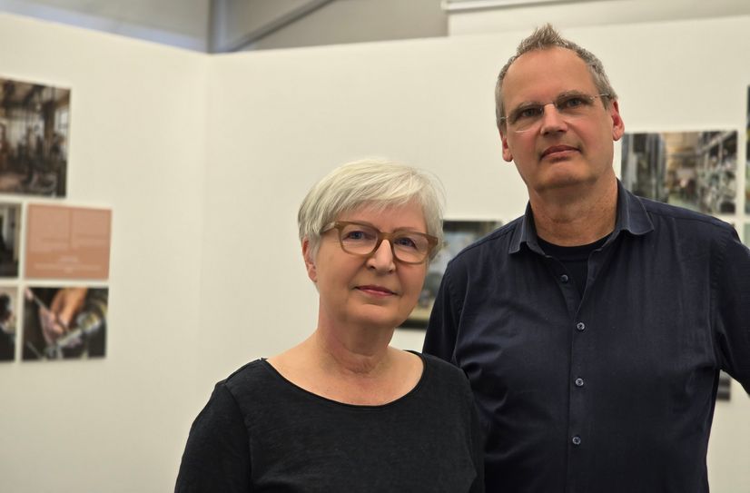 Fotograf David Brandt und Kulturwissenschaftlerin Cornelia Munzinger-Brandt haben dafür Interviews mit Menschen geführt, die bis zur Wende in sächsischen Betrieben gearbeitet haben, teils über Jahre, ehe sie die Wende mitriss und eine ganze Region dazu.