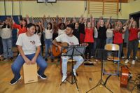 Der gemischte Chor in der Turnhalle der Grundschule Zabeltitz - hier unter der Leitung von Gabriel Trujillo del Rio.