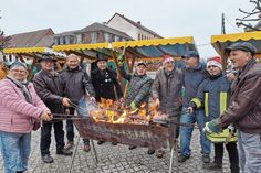 Gemeinsam die Eisen in das offenen Feuer halten und Klemmkuchen backen, brachte viel Freude mit sich.