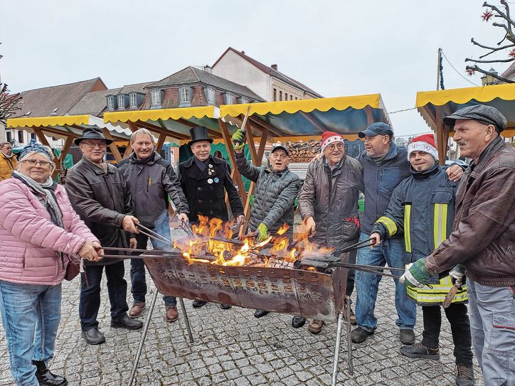 Gemeinsam die Eisen in das offenen Feuer halten und Klemmkuchen backen, brachte viel Freude mit sich.