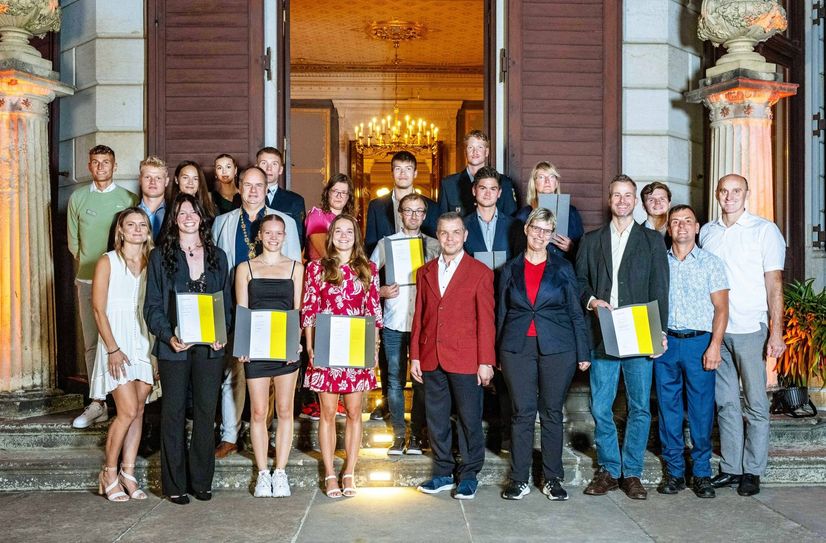 Oberbürgermeister Dirk Hilbert mit Preisträgern und Geehrten im Schloss Albrechtsberg (v.l.n.r.): Iris Schmidbauer (Europameisterin Klippenspringen), Josephine Schlörb (Eisschnellläuferin / Sportpreisgewinnerin), Carola Schiebold (Wasserspringen), Saskia Oettinghaus (Wasserspringen), Kay Krause (Radsport), Frank Schürmann und Dörte Leistikow (Special Olympic World Games Gewinner), Alexander Schiffler (Sitzvolleyballer DSC), Steffen Zeibig (Pferdesport).