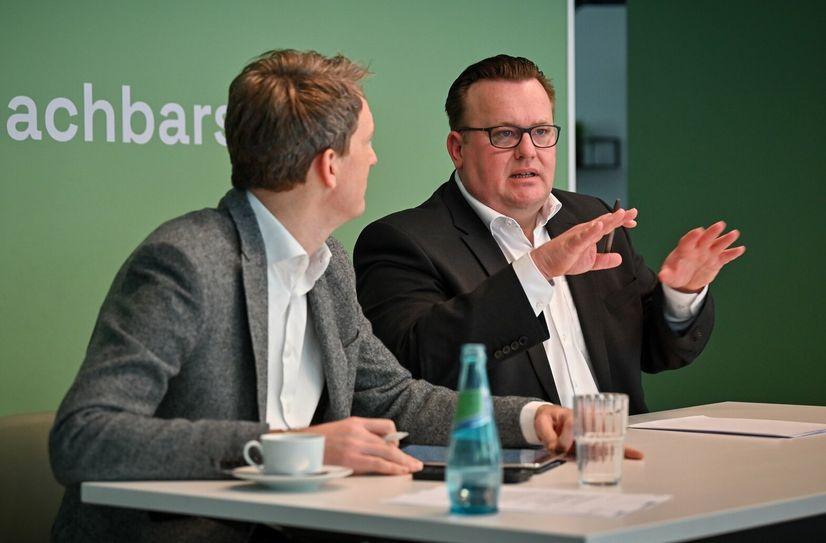 Regionalleiter Sebastian Krüger (re.) kündigt an, dass schrittweise 6.000 Wohnungen verkauft werden. 2.000 sind schon weg - davon gingen 1.213 an die WID. Die Baukrise löst das nicht.