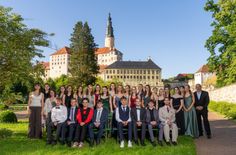 Landrat Michael Geisler (re.) und die Superabsolventen, die an der Veranstaltung auf Schloss Weesenstein teilgenommen haben.