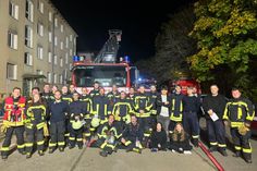 Wohnungsbrand mit vermisster Person, mehrere Bewohner dieses Wohnblocks müssen gerettet werden, weil ein Verlassen über den verqualmten Hausflur nicht möglich ist. Neben den mehr als 100 scharfen Einsätzen zu denen die FFW Altstadt jedes Jahr ausrückt, war dies vor wenigen Tagen zwar »nur« eine Übung, wenngleich auch eine sehr anspruchsvolle. Mit dabei: Mitglieder der Abteilung Jugendfeuerwehr, die von den Mitgliedern der FFW neben ihrem normalen ehrenamtlichen Feuerwehrdienst ausgebildet werden.