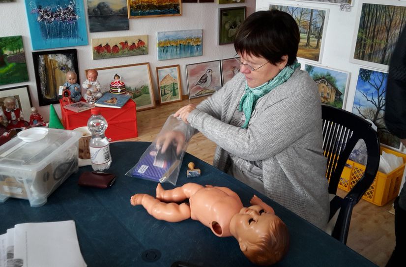 Kranken Puppen kann Frau Puppendoktor Salomon in den meisten Fällen helfen.