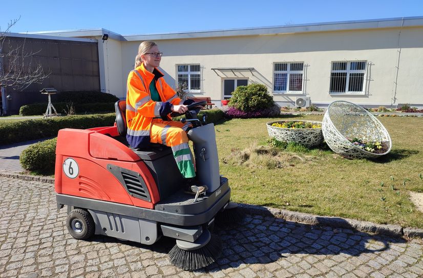 Aktuell ist die Kehrmaschine wieder durch Coswig unterwegs.