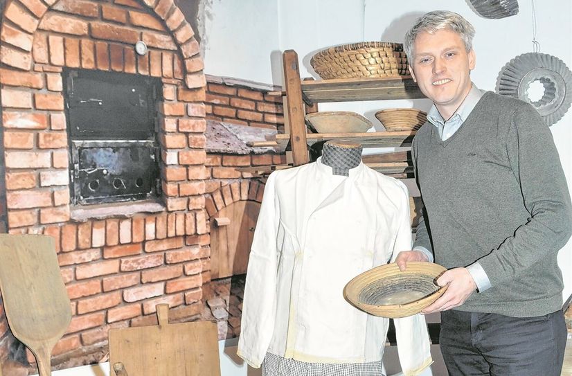 Andreas Peschel, der neue Mitarbeiter des  Bauernmuseums in der Bäckerausstellung des  Museums Alte Lateinschule mit Requisiten, die für diese in Zabeltitz geborgt worden.  Foto: Müller