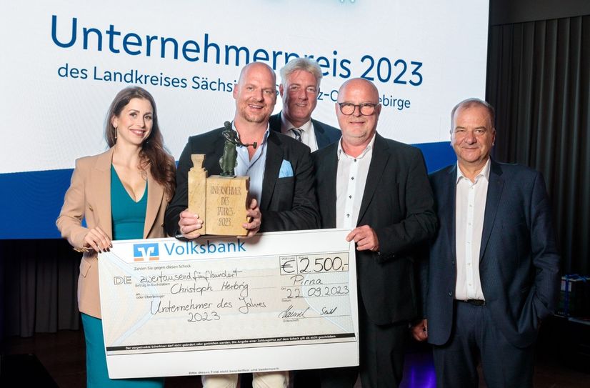 Susanne und Christoph Herbrig (2.v.l.) sind als Unternehmer des Jahres ausgezeichnet worden. Volksbank-Chef Hauke Haensel (3.v.l.), Prof. Dr. Thomas Gischke (Volksbank) und Jörg Seidel (2.v.r.), Geschäftsführer des DDV SOE, nahmen die Ehrung vor.