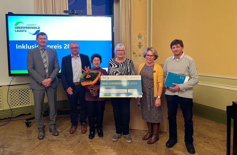 Der Inklusionspreis 2023 wurde dem Seniorenclub Ortrand e.V. mit dem Projekt »Senioren miteinander« verliehen. Neben Landrat Siegurd Heinze (l.) und Kreistagsvorsitzende Martina Gregor-Ness (2.v.r.) gratulierte auch Ortrands Bürgermeister Maik Bethke den Vertretern des Seniorenclubs. Den Prämienscheck nahm Renate Kühne als Vorsitzende des Seniorenclubs entgegen (3.v.r.)