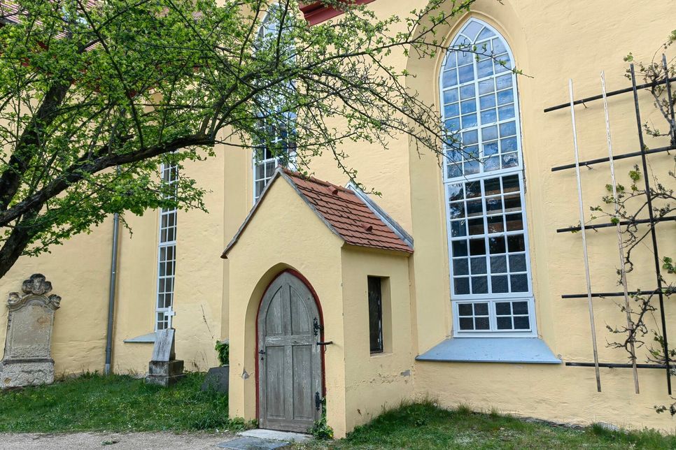 Die Dorfkirche steht in einem Ensemble denkmalgeschützer Gebäude.