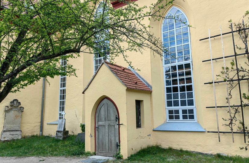 Die Dorfkirche steht in einem Ensemble denkmalgeschützer Gebäude.