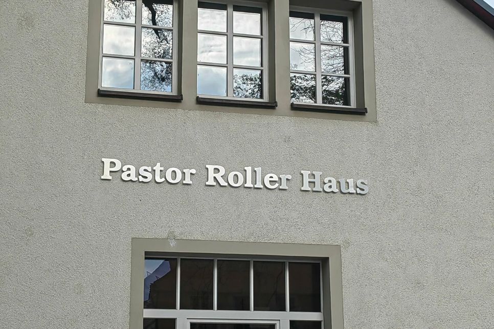 Das Gemeindehaus wurde jetzt offiziell in "Pastor Roller Haus" benannt.