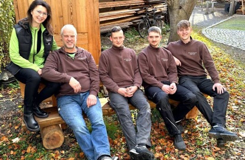 Die Holzwerkstatt Ulrich Haferland in Finsterwalde nahm sich der Fenster und der Farb-Bemusterung der Kirchbänke ab.
