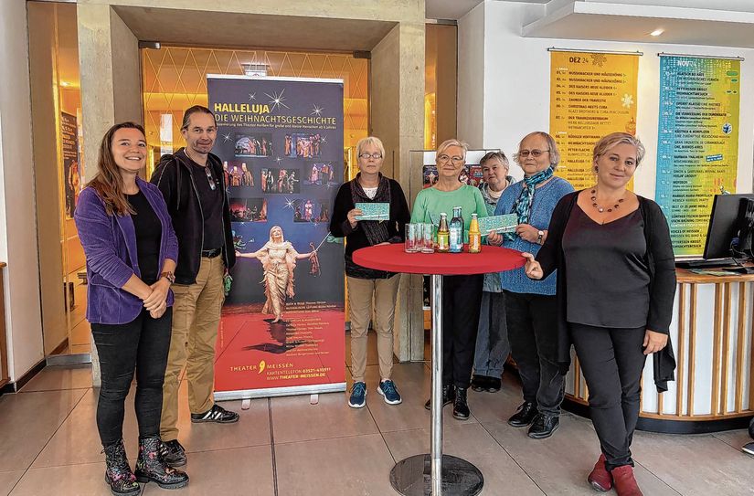 Familienamtsleiterin Katrin Nestler, Martin Schiereck, Referent im Theater Meißen und Theaterchefin Ann-Kristin Böhme (v.l.) mit den ehrenamtlichen Helferinnen der Tafel.