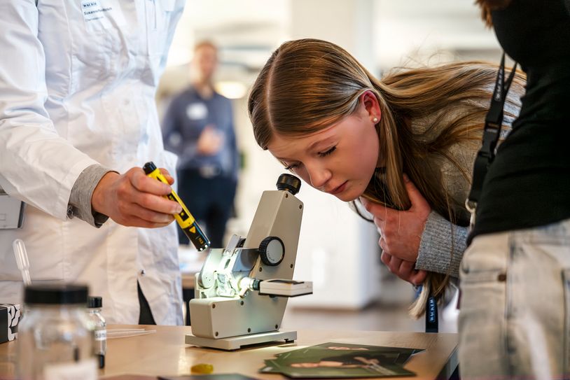 Die Schülerinnen und Schüler konnten selbst aktiv werden: Hier bei der Analyse mit einem sogenannten Refraktometer.