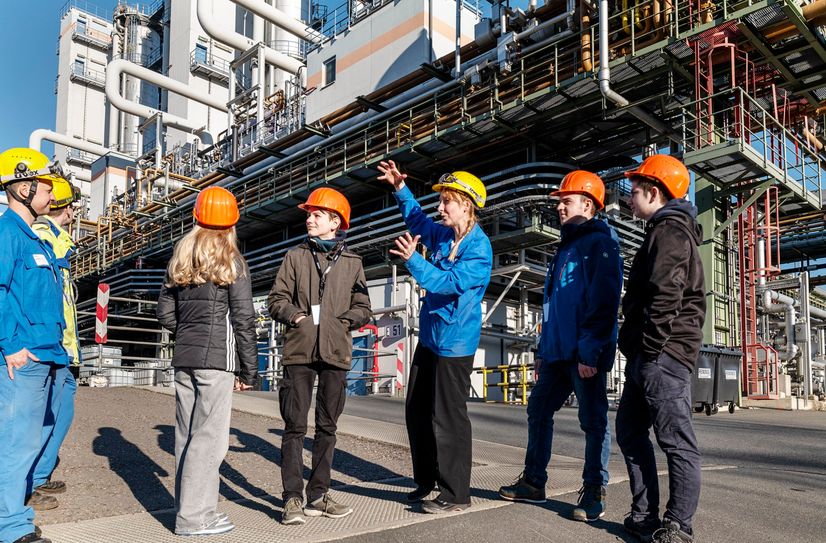 Die Schülerinnen und Schüler blicken auf die Kolonnen, deren Funktionsweise an dieser Stelle erklärt wurde.