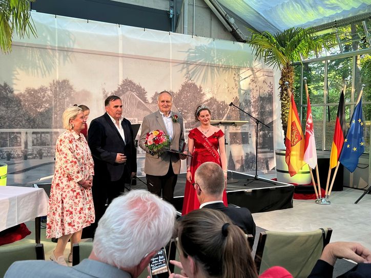 Bürgermeisterin Simone Taubenek, Ingo Paeschke, Hans-Rainer Engwicht und Rosenkönigin Martyna I. (v.l.)