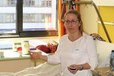 Chefärztin Daniela Dießner-Koerner in einem der neu gestalteten Patientenzimmer.