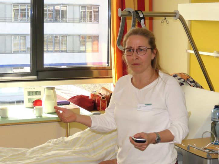 Chefärztin Daniela Dießner-Koerner in einem der neu gestalteten Patientenzimmer.