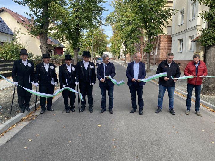 Glückliche und stolze Gesichter anlässlich der Übergabe der Friedrich-Hebbel-Straße.  Foto: Kai Roeper
