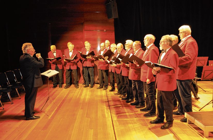 Der Männerchor Großenhain-Reinersdorf bei einem Auftritt im Großenhainer Kulturhaus Schloss.
