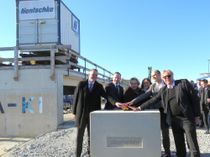 Der Landrat des Landkreises Bautzen, Udo Witschas, Bundesverkehrsminister Dr. Volker Wissing, die Rektorin der TU Dresden, Prof. Ursula Staudinger, Staatssekretärin Barbara Meyer, der Dresdner Brückenexperte und Leiter des Projekts, Prof. Steffen Marx , und Jörg Drews, Geschäftsführer der Firma Hentschke Bau, starten symbolisch den Belastungstest (v.l.n.r.).