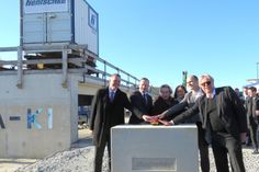 Der Landrat des Landkreises Bautzen, Udo Witschas, Bundesverkehrsminister Dr. Volker Wissing, die Rektorin der TU Dresden, Prof. Ursula Staudinger, Staatssekretärin Barbara Meyer, der Dresdner Brückenexperte und Leiter des Projekts, Prof. Steffen Marx , und Jörg Drews, Geschäftsführer der Firma Hentschke Bau, starten symbolisch den Belastungstest (v.l.n.r.).