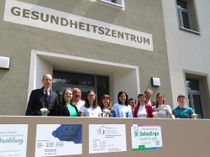 Bürgermeister Markus Michauk (l.) zusammen mit den Mitarbeiterinnen und Mitarbeitern des neuen Gesundheitszentrums in Großpostwitz.