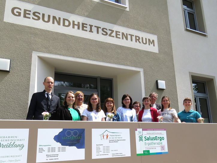 Bürgermeister Markus Michauk (l.) zusammen mit den Mitarbeiterinnen und Mitarbeitern des neuen Gesundheitszentrums in Großpostwitz.