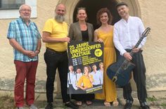Otfried Kotte, Kilian Forster und Tanja Grandmontagne mit Jana Pöche und Frank Schlüter von der Band Carcou, die das Eröffnungskonzert der Unkersdorfer Jazztage spielen wird (v.l.n.r.).
