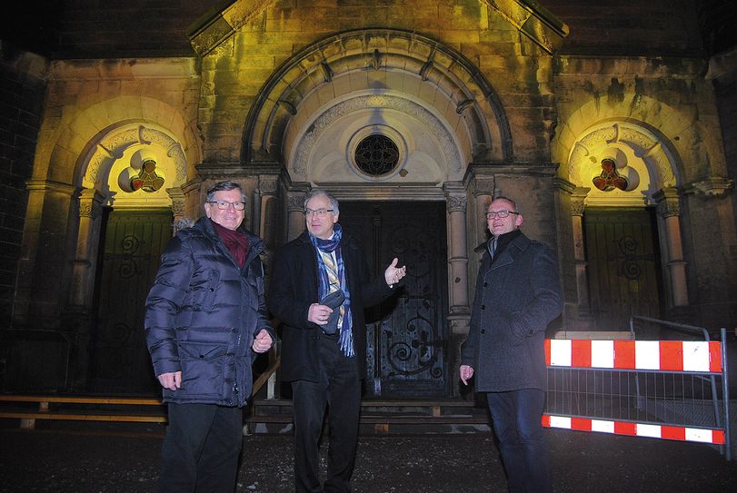 Der Fraktionsvorsitzende Helmut Jähnel, Pfarrer Grasemann und Thomas Gallitzdorfer, der die Spendenaktion zur Beleuchtung der Trinitatiskirche initiiert hat, freuen sich über den Erfolg der Aktion.    Foto: pm