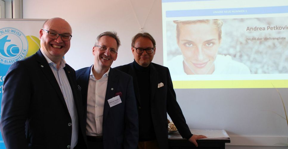Frank Lepschy (Vorsitzender Förderverein), Michael Stephan (Vereinspräsident), Sven Grosse (Teammanager, v.l.) freuen sich auf die neue Top-Spielerin. Foto: Verein