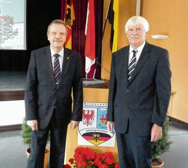 Verabschiedung des Leiters des BwDLZ Doberlug-Kirchhain, Peter Schenk (r.) durch den Präsidenten des Bundesamtes für Infrastruktur, Umweltschutz und Dienstleistungen der Bundeswehr, Matthias Leckel. Foto: Bundeswehr, Dirk Umbach-Spelz