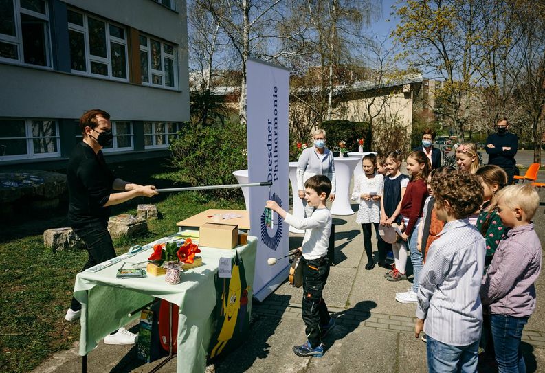 Malte Arkona bei der "coronagerechten" Übergabe. Fotos: Killig